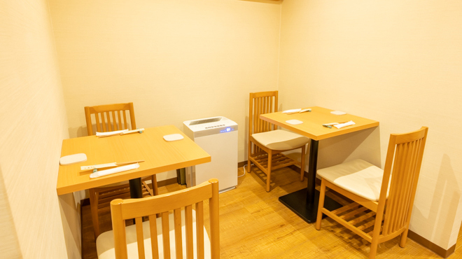 お一人様にもくつろぎやすい落ち着いた店内